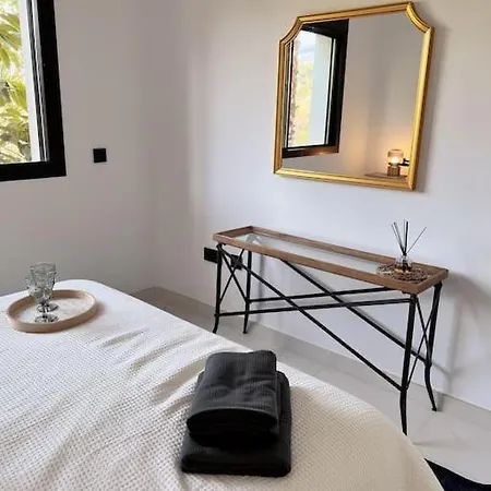 Hills Luxury Εστεπόνα